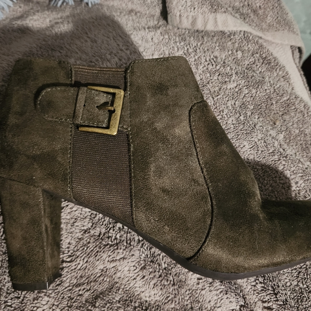 Like new Aerosoles boots sz 9 3"heel comfortable dark olive green beautiful